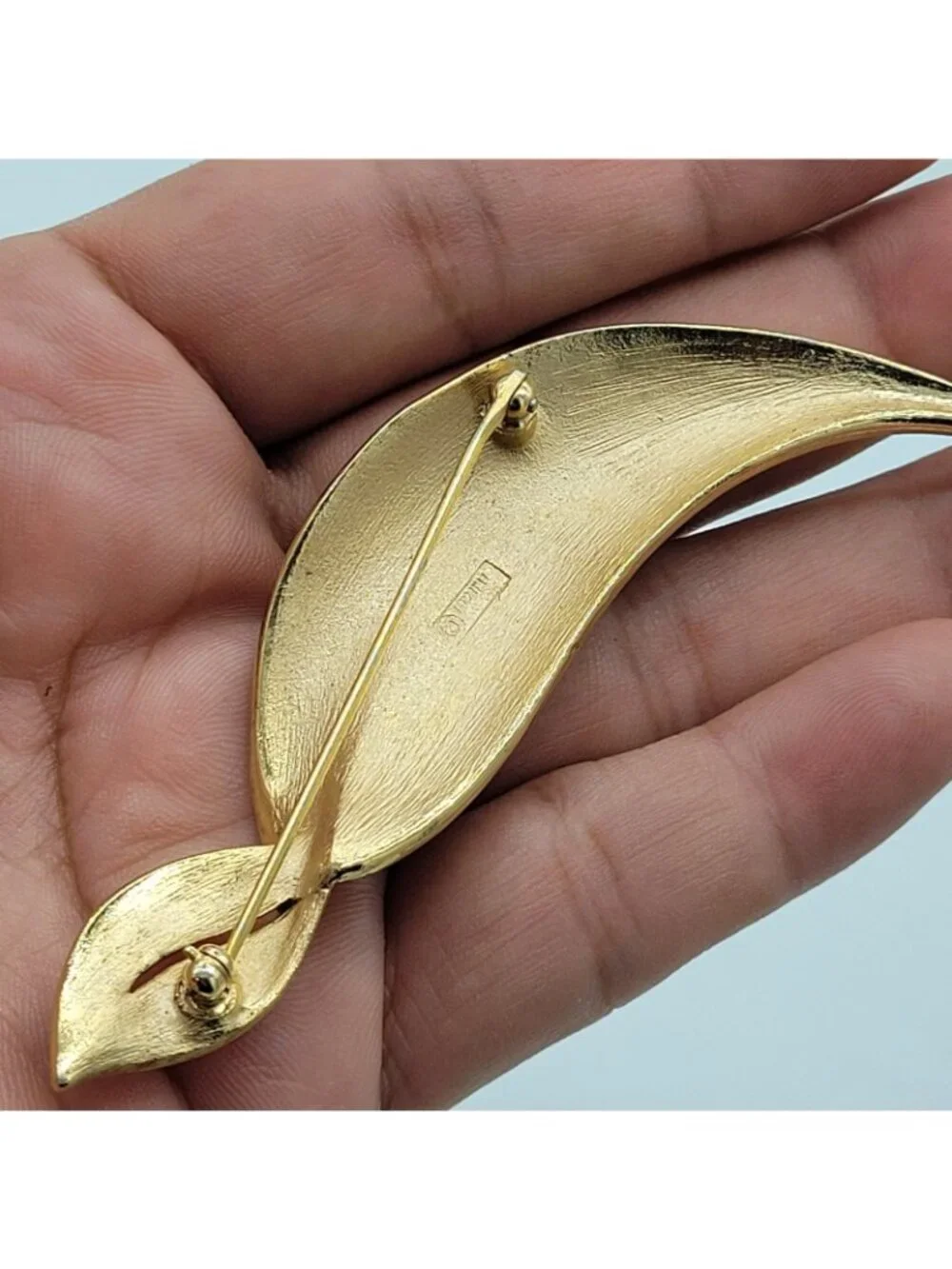 Vintage Crown Trifari Twisted Leaf Brooch Pin Brushed Matte Gold Tone 3.5